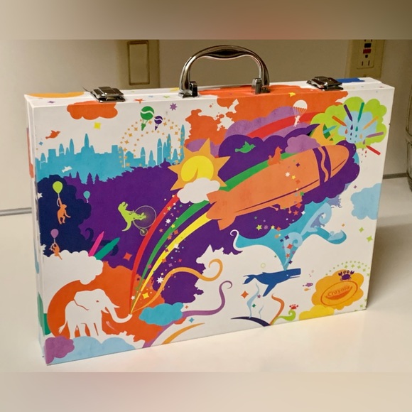 CRAYOLA 124 Piece Crayon Marker Colored Pencil Illustrated Kit Carrying Case Set - Picture 2 of 15